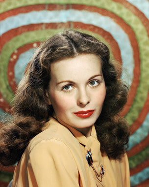 A model showcasing Jeanne Crain fashion dresses perfect for summer outings.